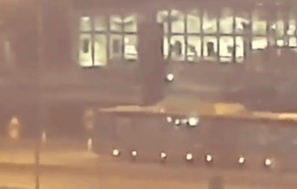 NEVIĐENA BAHATA VOŽNJA U NOVOM SADU: Uznemiravao ljude driftujući 15 minuta na parkingu (VIDEO)